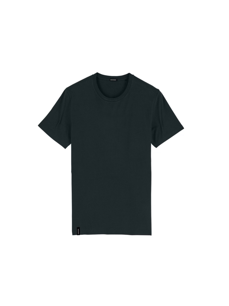 Økologisk sort T-shirt til mænd – klassisk pasform, dansk design og GOTS-certificeret, produceret i Portugal