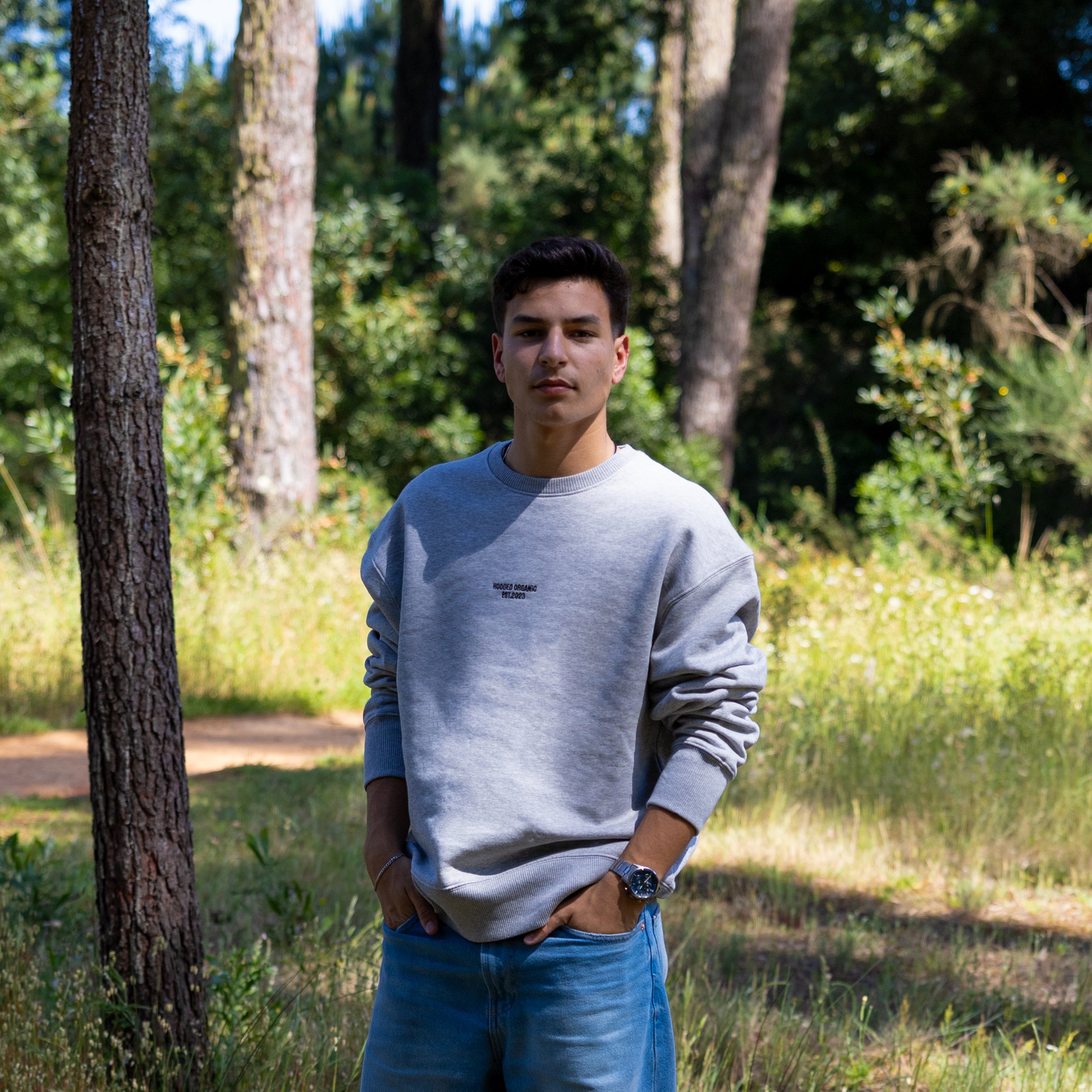 Grå sweatshirt på mandelig model set forfra – loose fit i 100% økologisk bomuld