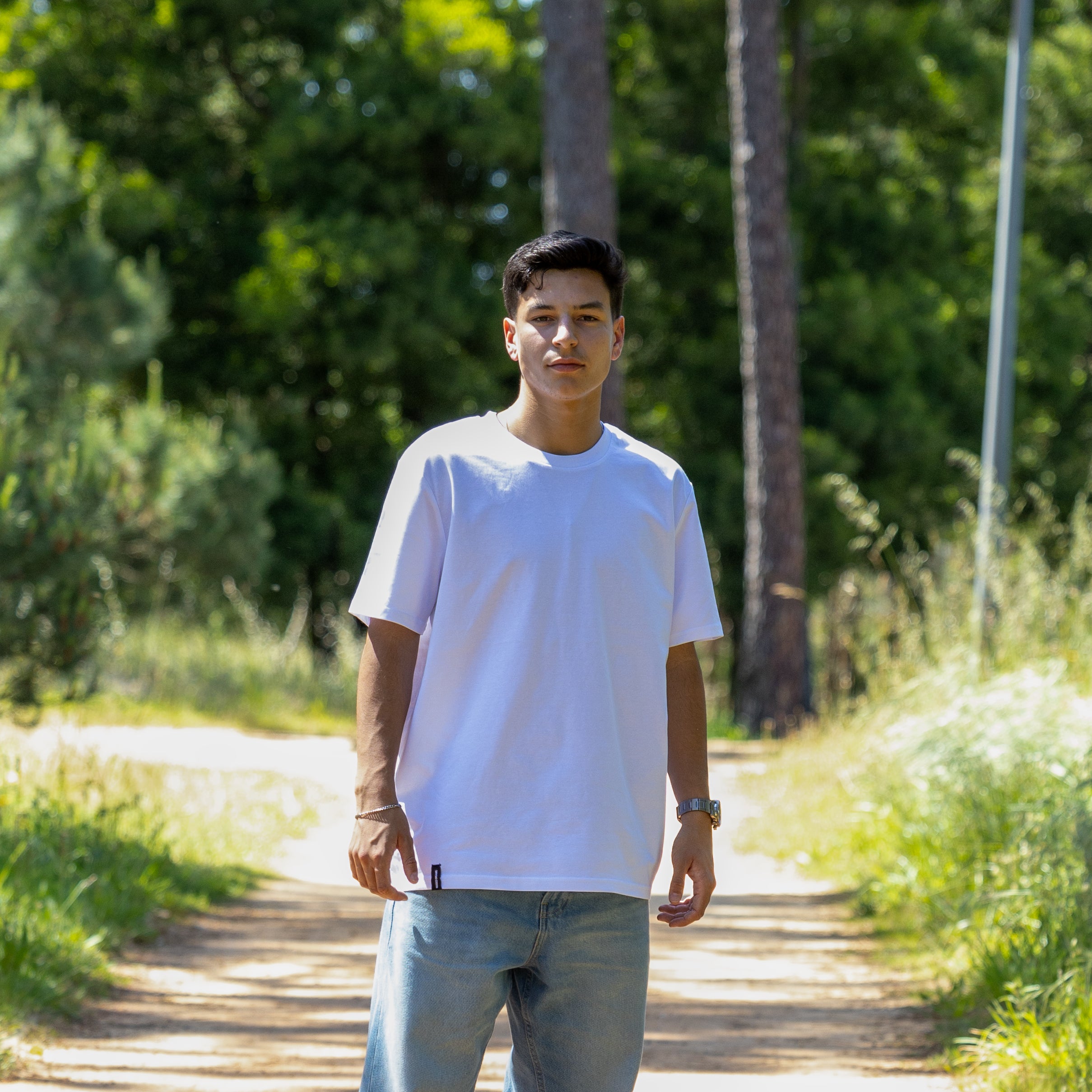 Hvid blank T-shirt med comfy fit – 100% økologisk og velegnet til hverdagsbrug