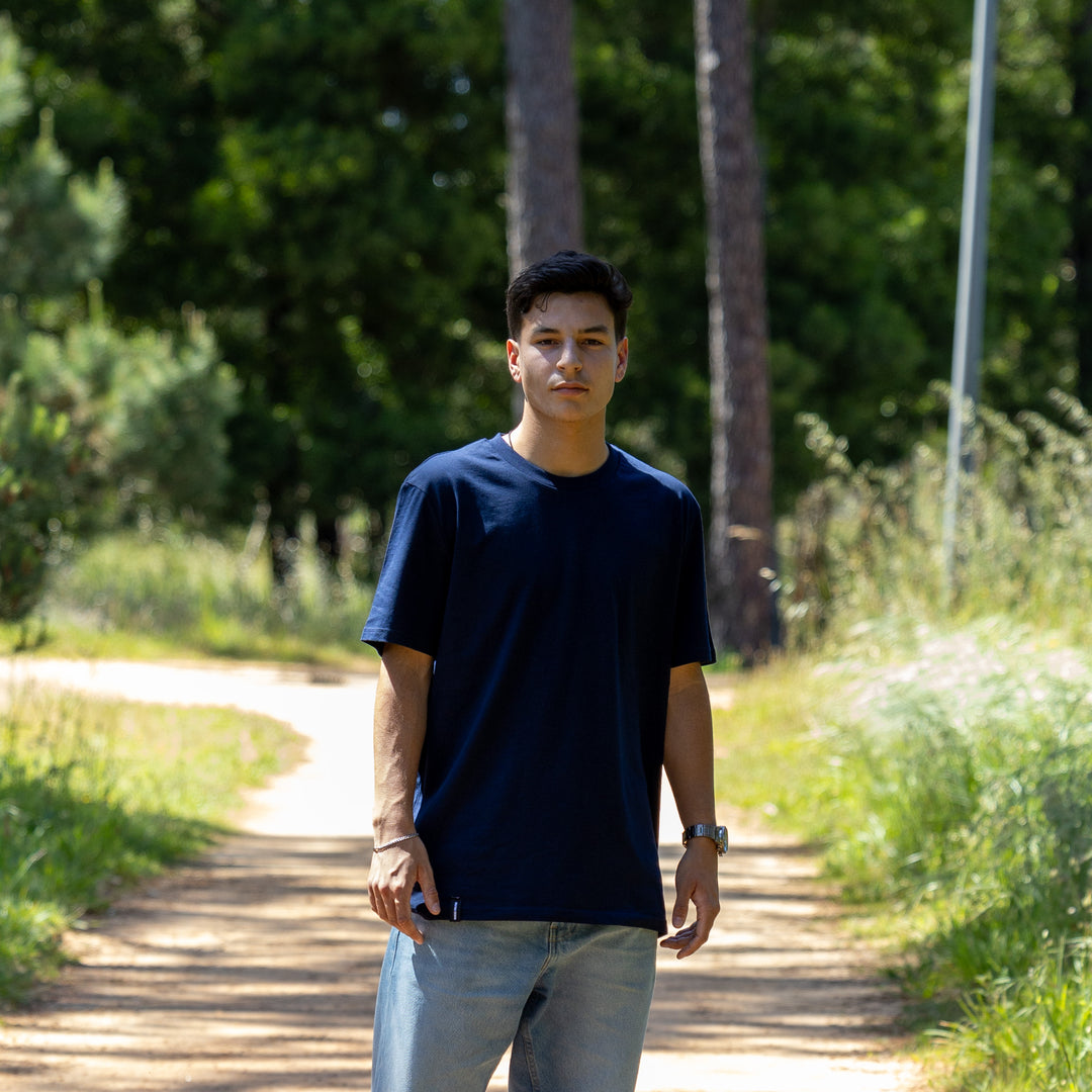 Navy blå blank T-shirt på mandelig model – 100% økologisk og afslappet silhuet uden print