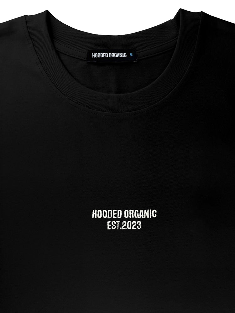 Close-up af stoffet på sort blank T-shirt – 100% økologisk og blød tekstur