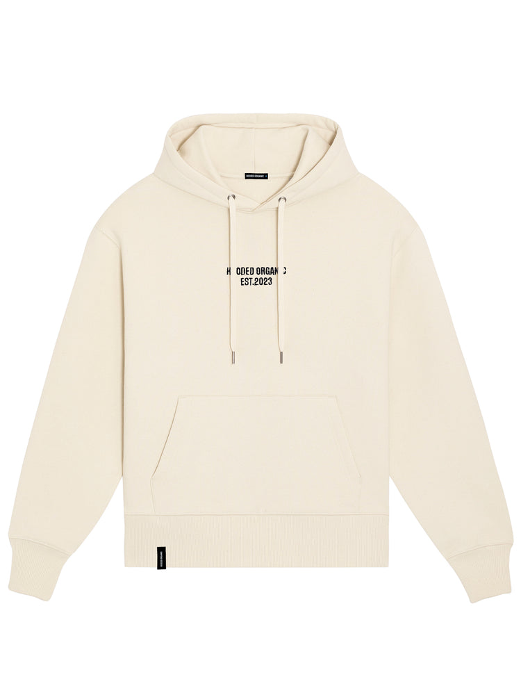 Beige hoodie med Hooded Organic-logo set forfra – relaxed fit og 100% økologisk kvalitet
