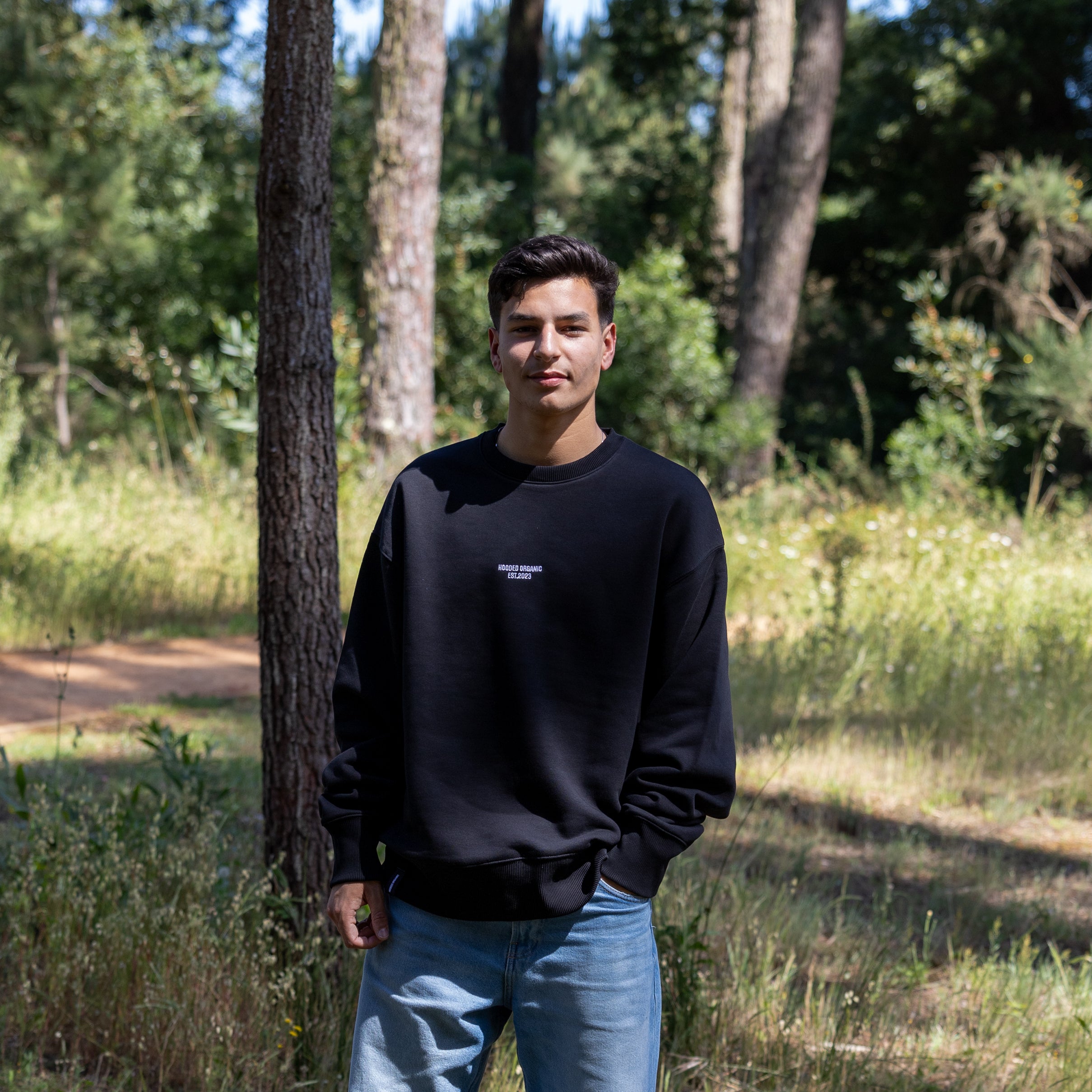 Sort sweatshirt set forfra – bæredygtigt fremstillet i 100% økologisk bomuld
