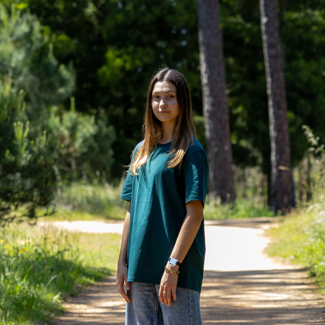 Grøn T-shirt set forfra i let skrå vinkel – bæredygtigt og skandinavisk udtryk
