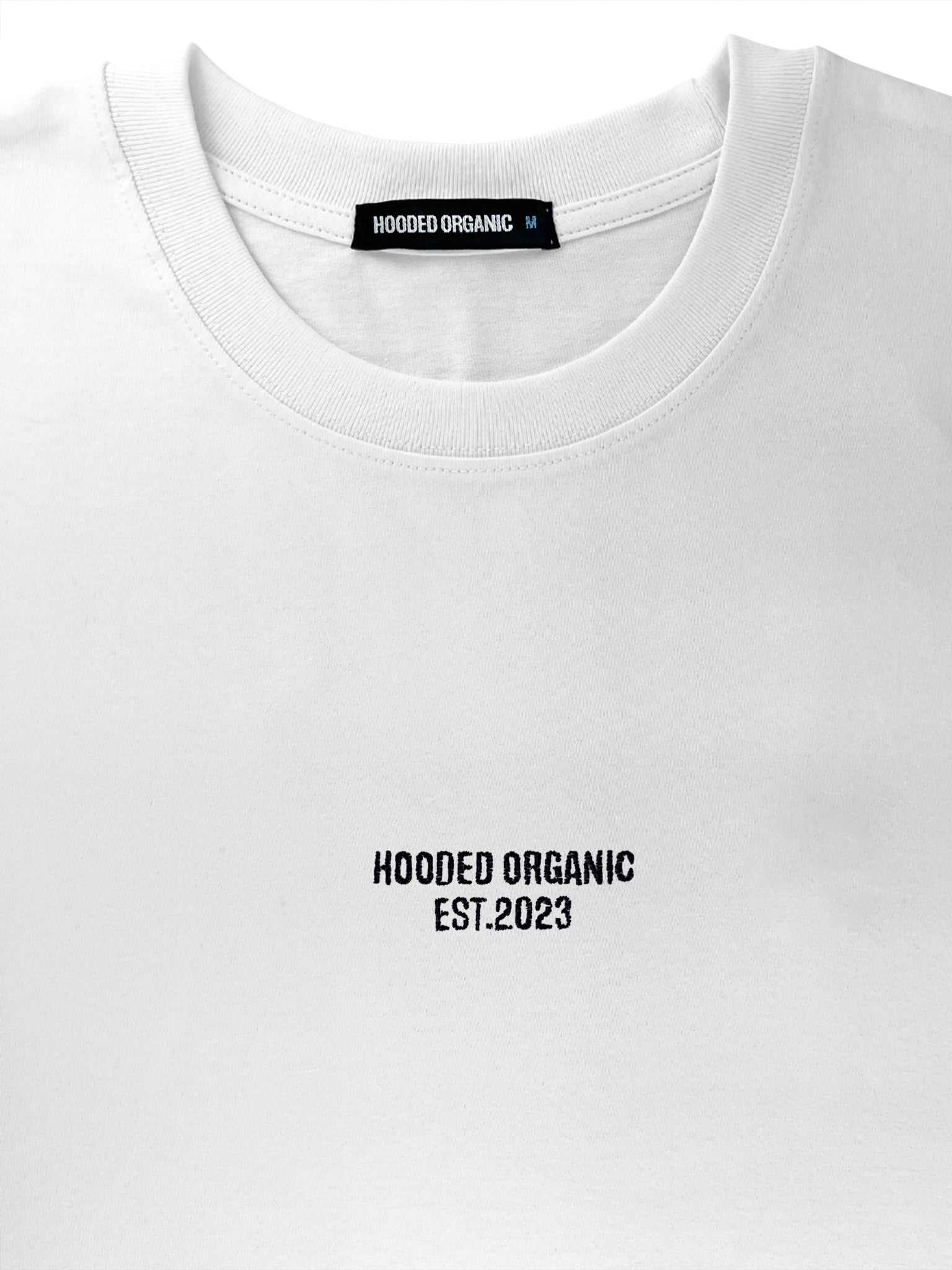 Detalje af logoet på hvid T-shirt – printet på 100% økologisk bomuld
