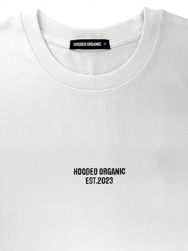 Detalje af logoet på hvid T-shirt – printet på 100% økologisk bomuld
