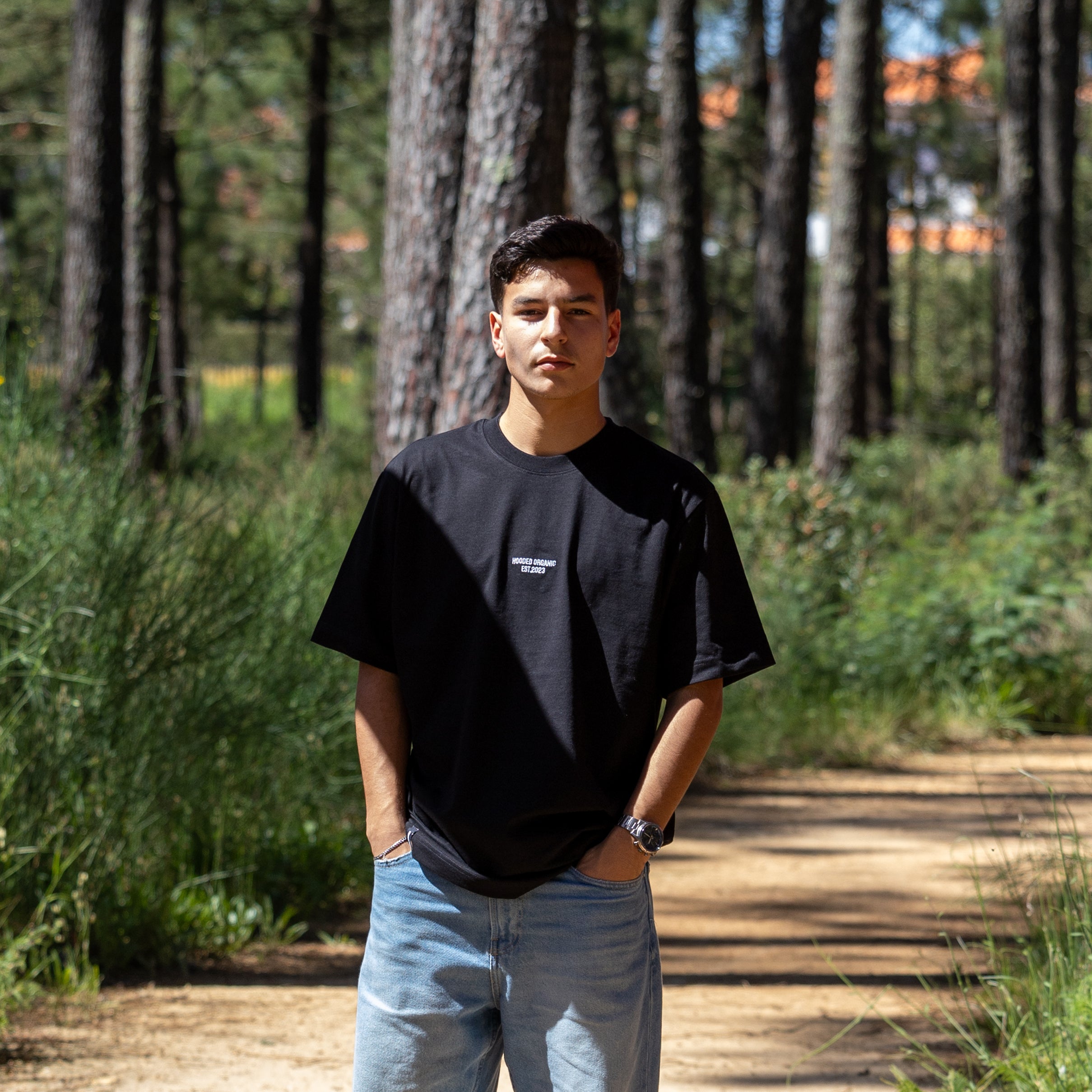 Sort T-shirt med logo på mandelig model – comfy pasform og lavet i 100% økologisk bomuld
